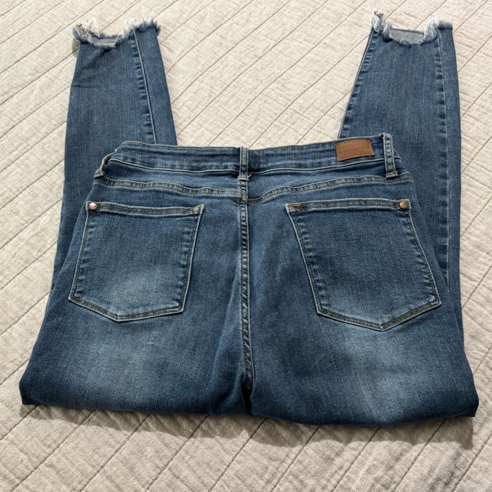 Judy Blue 13/31 skinny fit blue jeans raw hems
